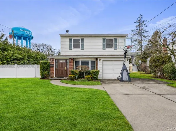 17 Whitehall Lane, New Hyde Park, NY 11040