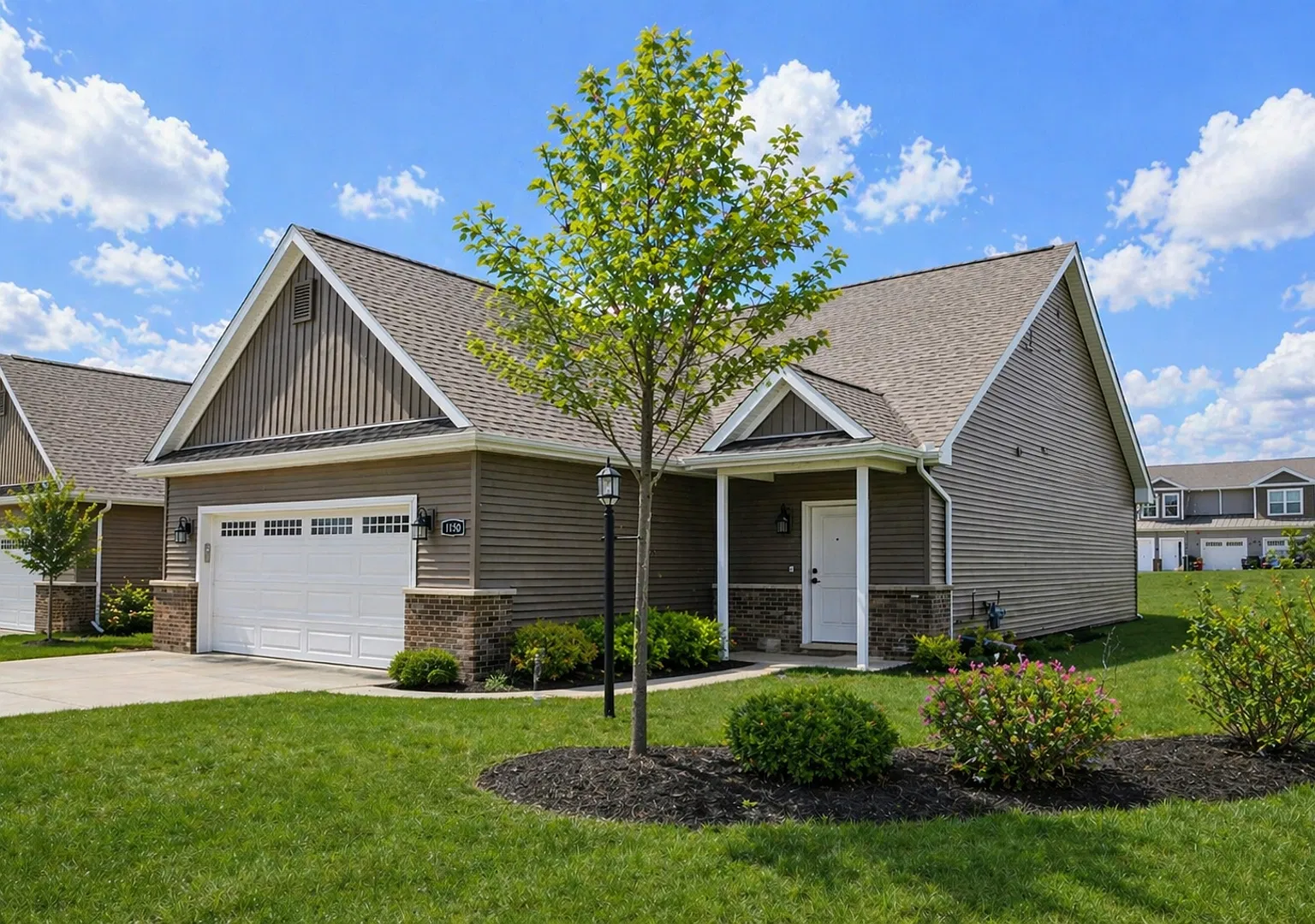 Single-Family House 2-bed/2-bath — Photo 2