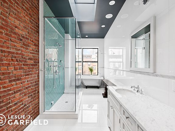 3rd image of 246 W 121st St