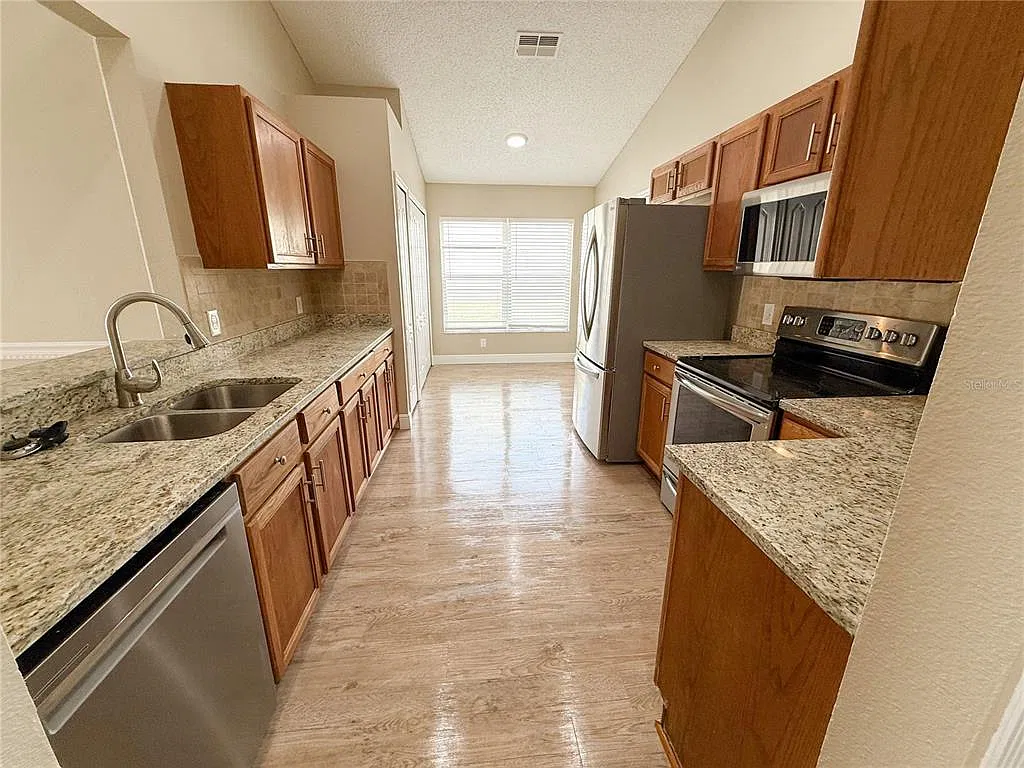 4 bed, 2.0 bath, 1685 sqft, $2,450 — Photo 3