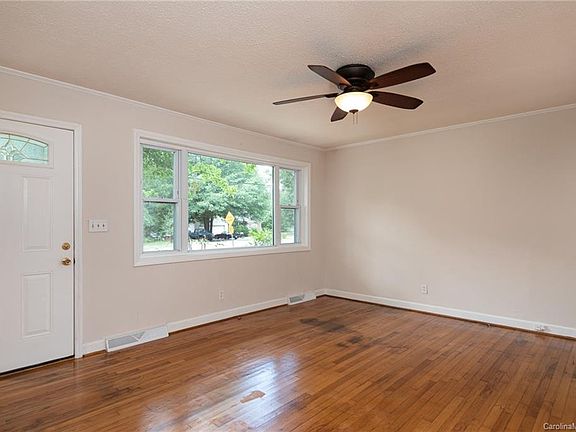 3rd image of 942 Laurel Ln