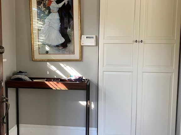 Internal entry, with coat closet