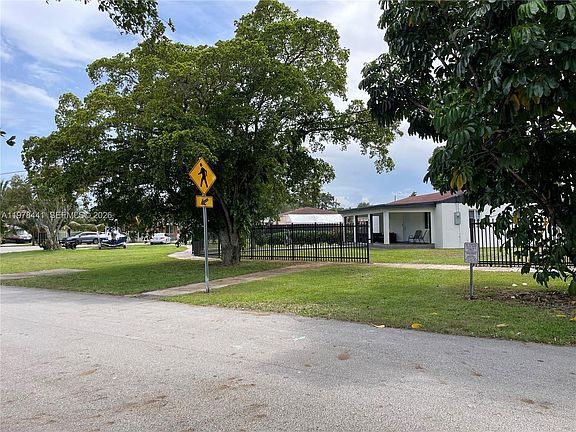 5th image of 170 SW 63rd Ct