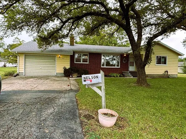 715 Jarboe St, Burlington, KS 66839