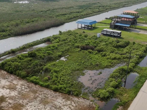 1255 Van Zant, Gilchrist, TX 77617