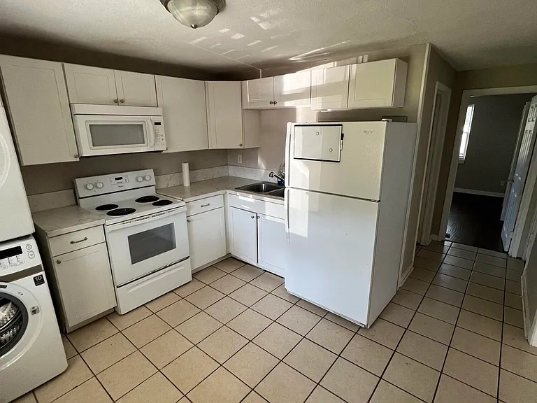 1653 Sheridan St — Photo 4