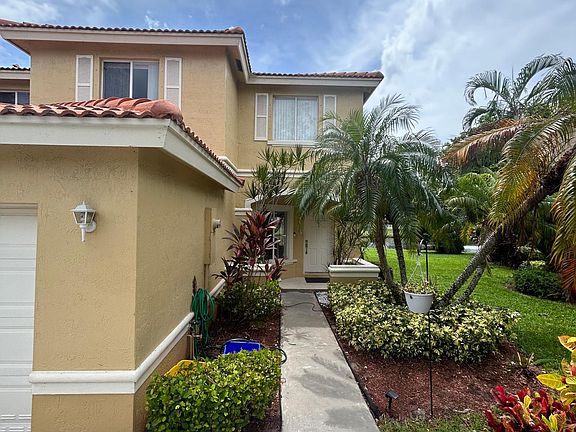 3rd image of 1014 Arezzo Cir