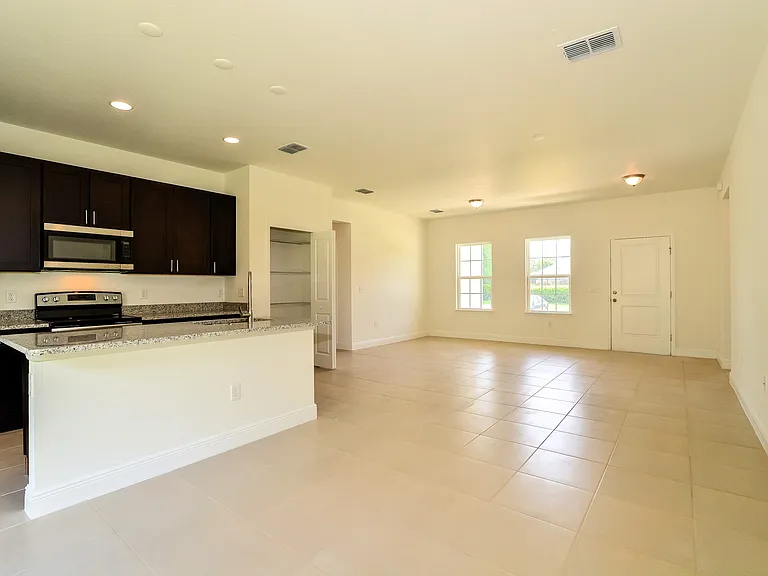 16673 SW 21st Cir — Photo 3