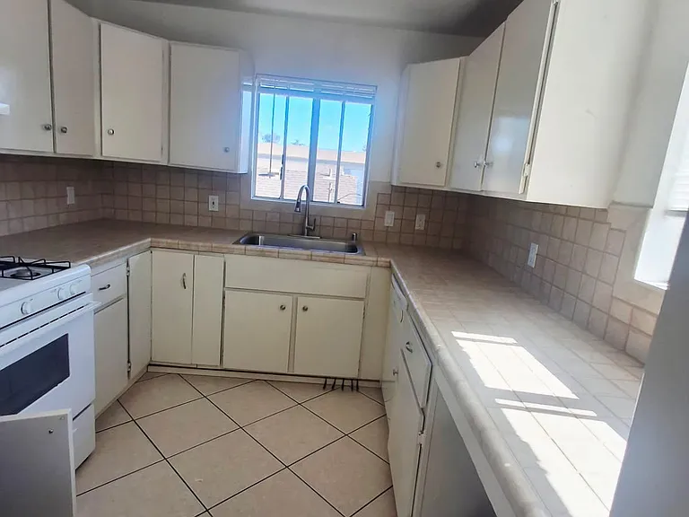 833 Gladys Ave — Photo 10