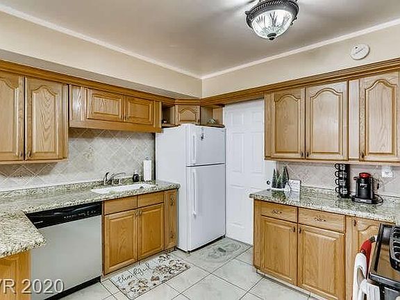 4th image of 2763 McLeod Dr