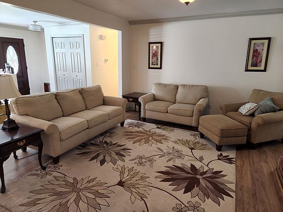 5th image of 102 Putnam Dr
