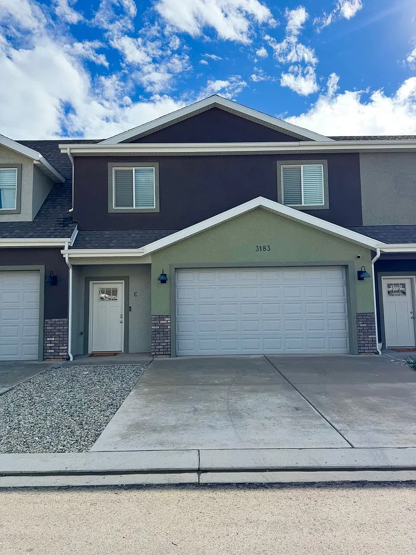 Beautiful 3 Bedroom, 2.5 Bathroom Townhome! — Photo 1