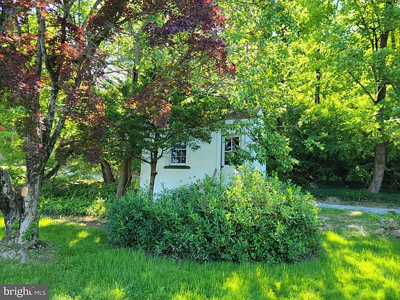 4th image of 1284 School House Ln