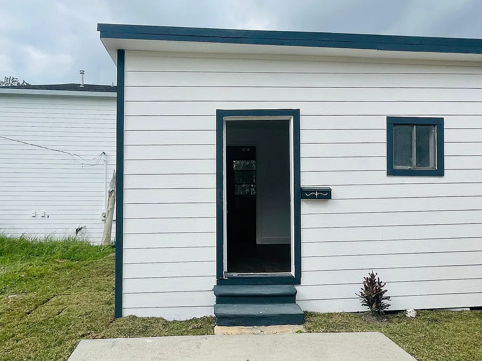 413 N Live Oak St #2