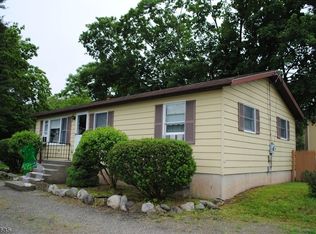 11 Green St, Columbia, NJ 07832