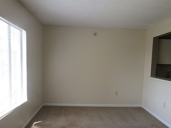 4th image of 1600 Park Cir APT 1011