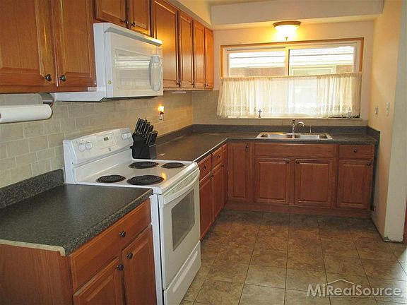 3rd image of 20437 Lennon St