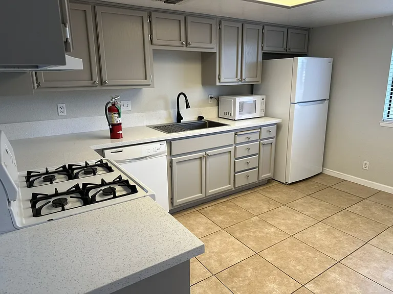 429 S Sunset St #C — Photo 10