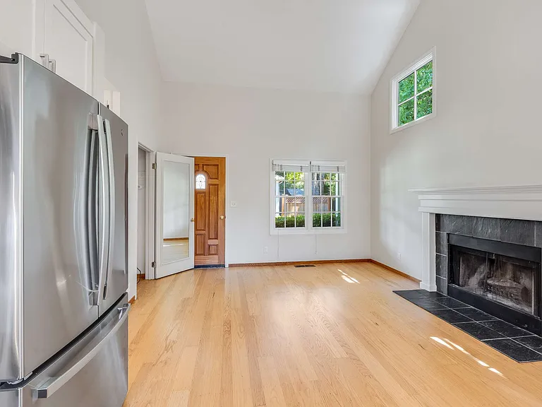 558 Beresford Ave — Photo 15