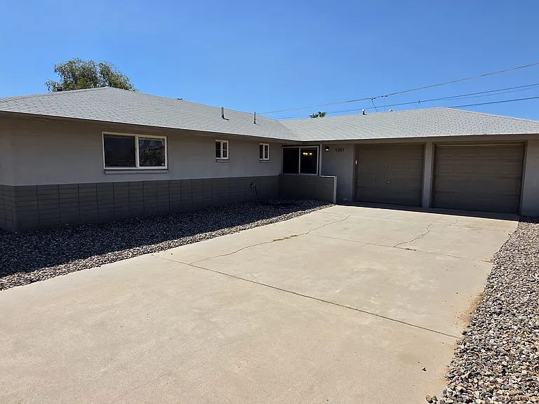 1201 E Barcelona Ave — Photo 1