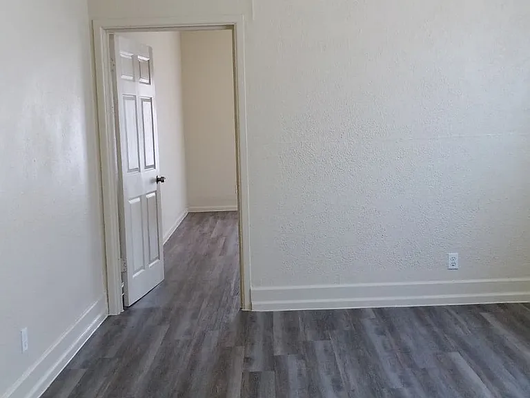 204 S Hackberry St #B — Photo 6