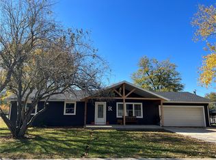 200 E Meadows Ln, Altamont, IL 62411