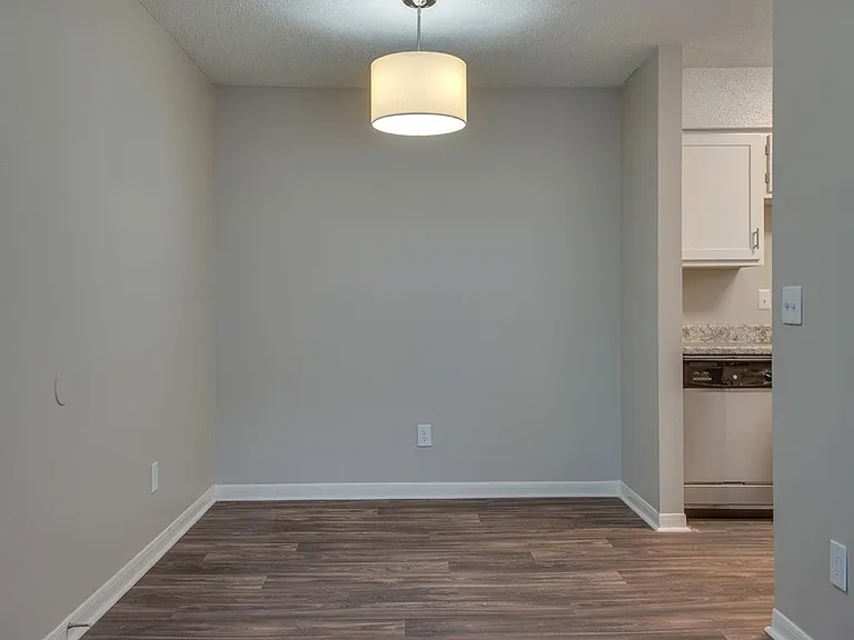 Hillhurst Apartments — Photo 19