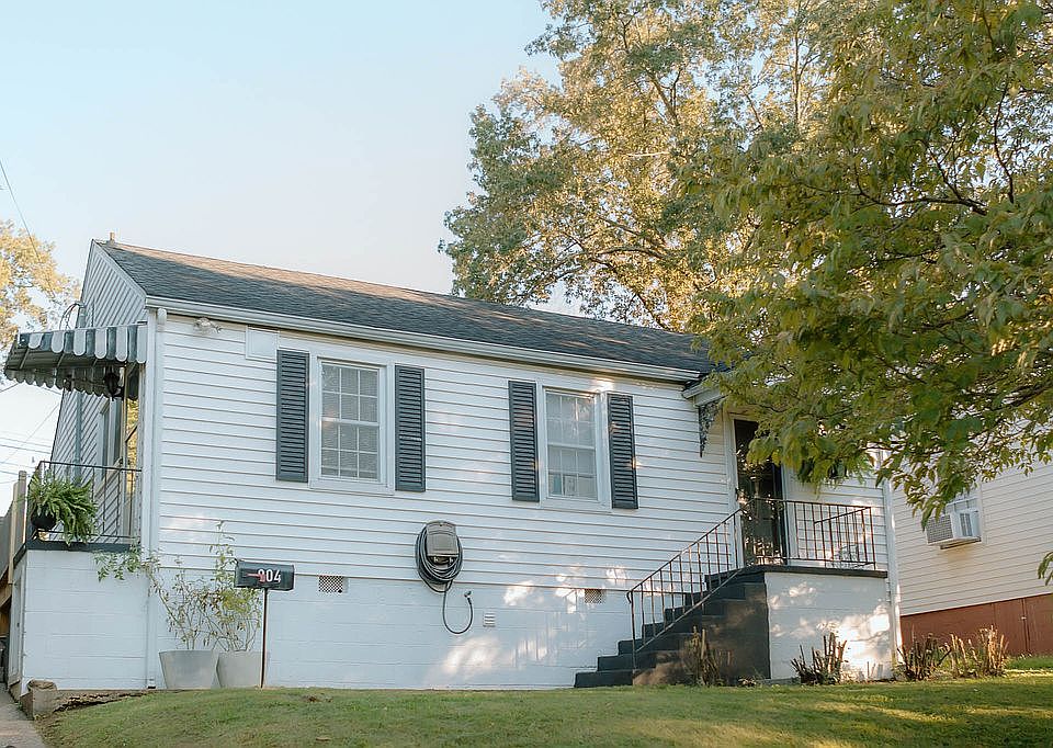 1st image of 904 E Columbia Ave