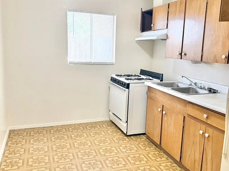 319 General Marshall St NE — Photo 5