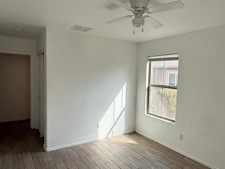 1326 Taft Ave — Photo 5