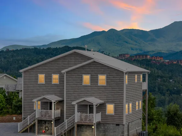 1156 Hemlock Dr, Gatlinburg, TN 37738