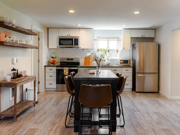 Open concept, dining area, open shelving, seats 6 ppl
