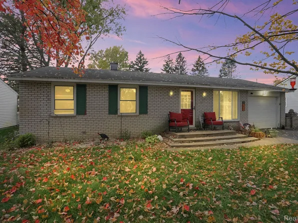 2435 Roselawn St, Wolverine Lake, MI 48390