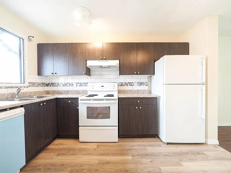 245 Dunluce Rd NW — Photo 3