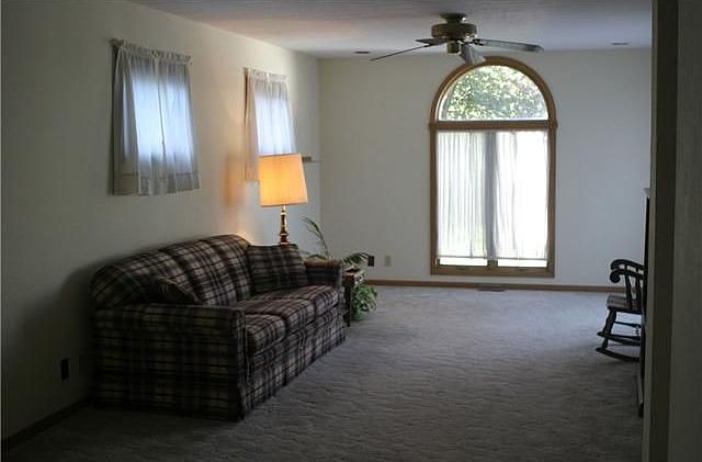 2nd image of 4643 Clover Ln