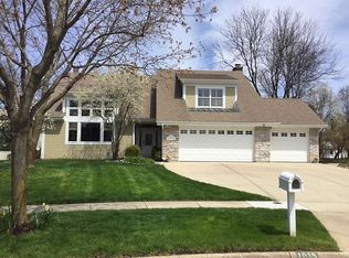 1015 Ferncroft Ct, Naperville, IL 60563