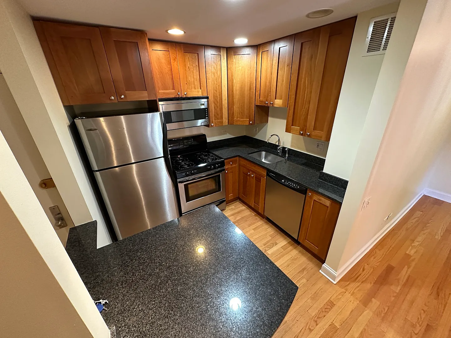 2 bed, 1000 sqft, $4,200 — Photo 4