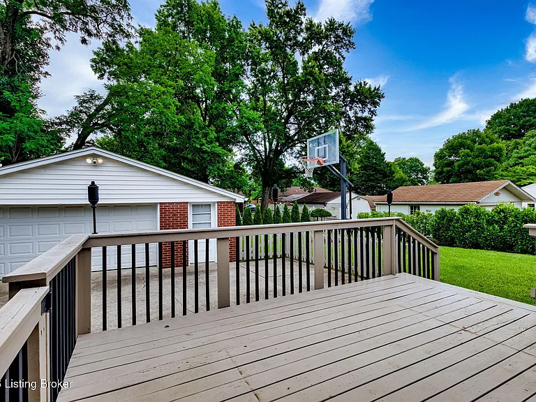 519 Leyton Ave — Photo 4