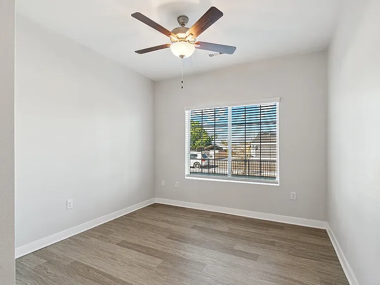 Sunland Flats — Photo 23