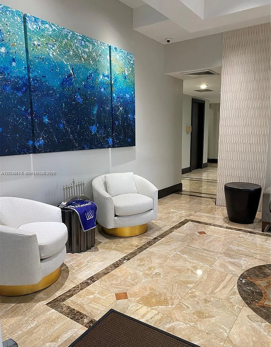 Vue Condo — Photo 4
