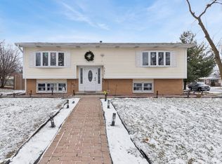 341 Woodlyn Dr, Aurora, IL 60505