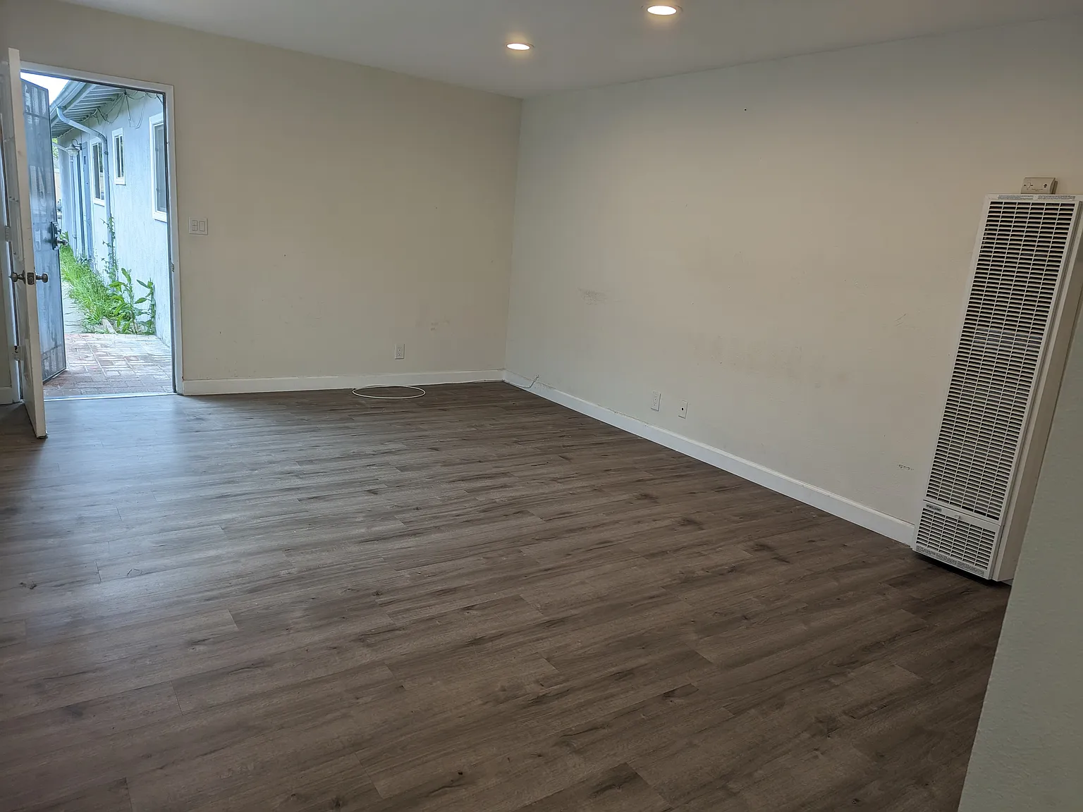 3 bed, 1036 sqft, $3,350 — Photo 3