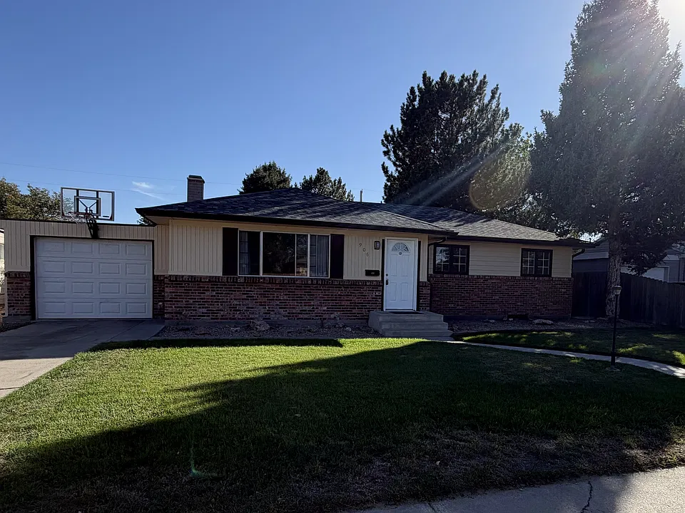 906 Gateway Ave