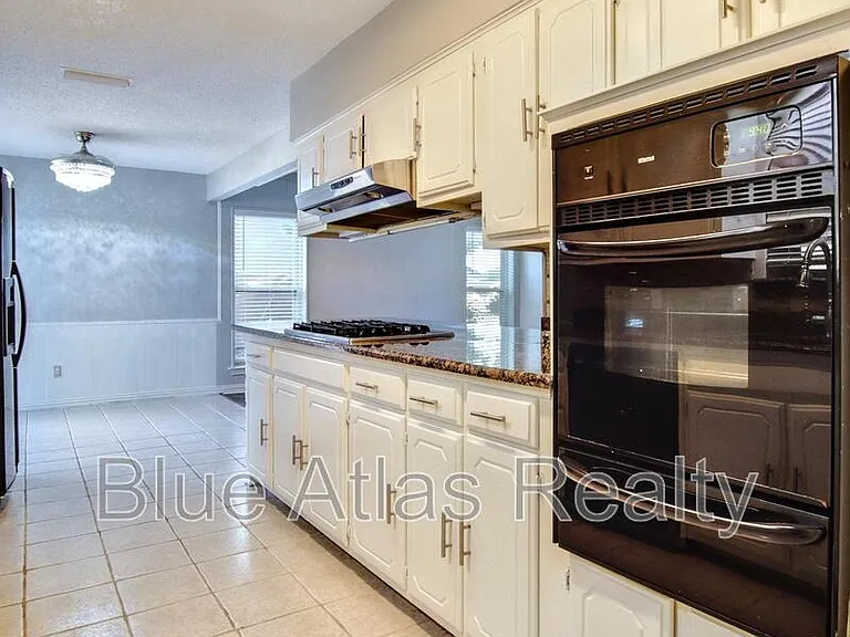 2935 Potomac Ave — Photo 7