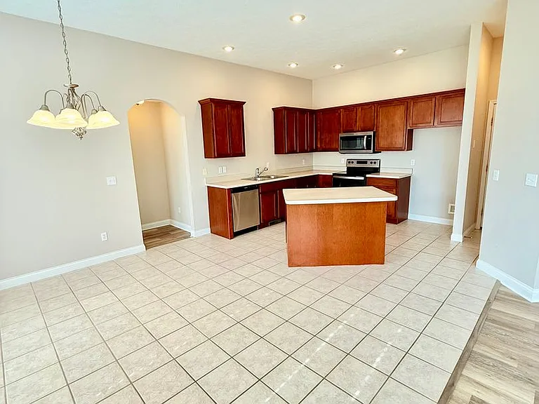 1148 S Elmwood Ave — Photo 5