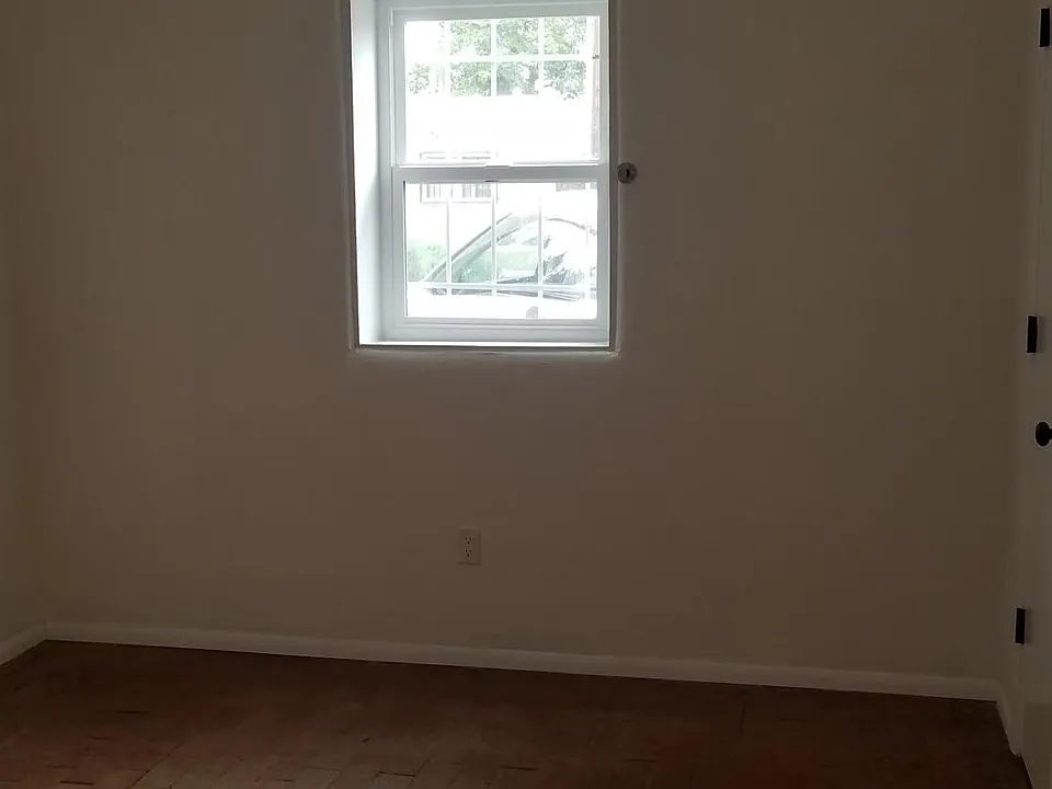 Down stairs bbedroom