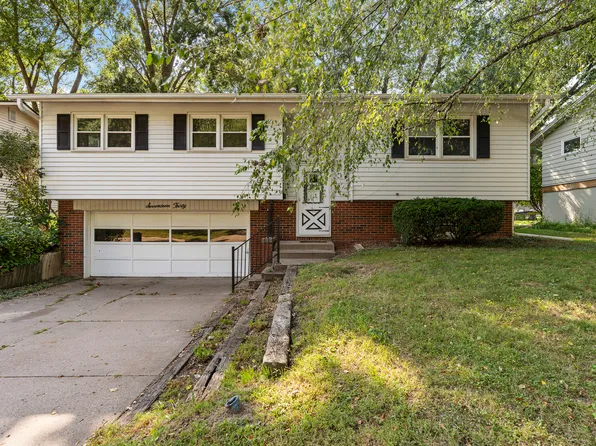 1730 Fairmeadows Dr, Bettendorf, IA 52722