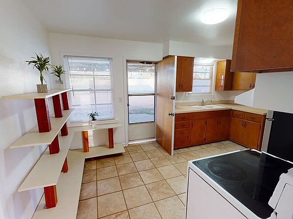 5th image of 808 NW 12th Pl