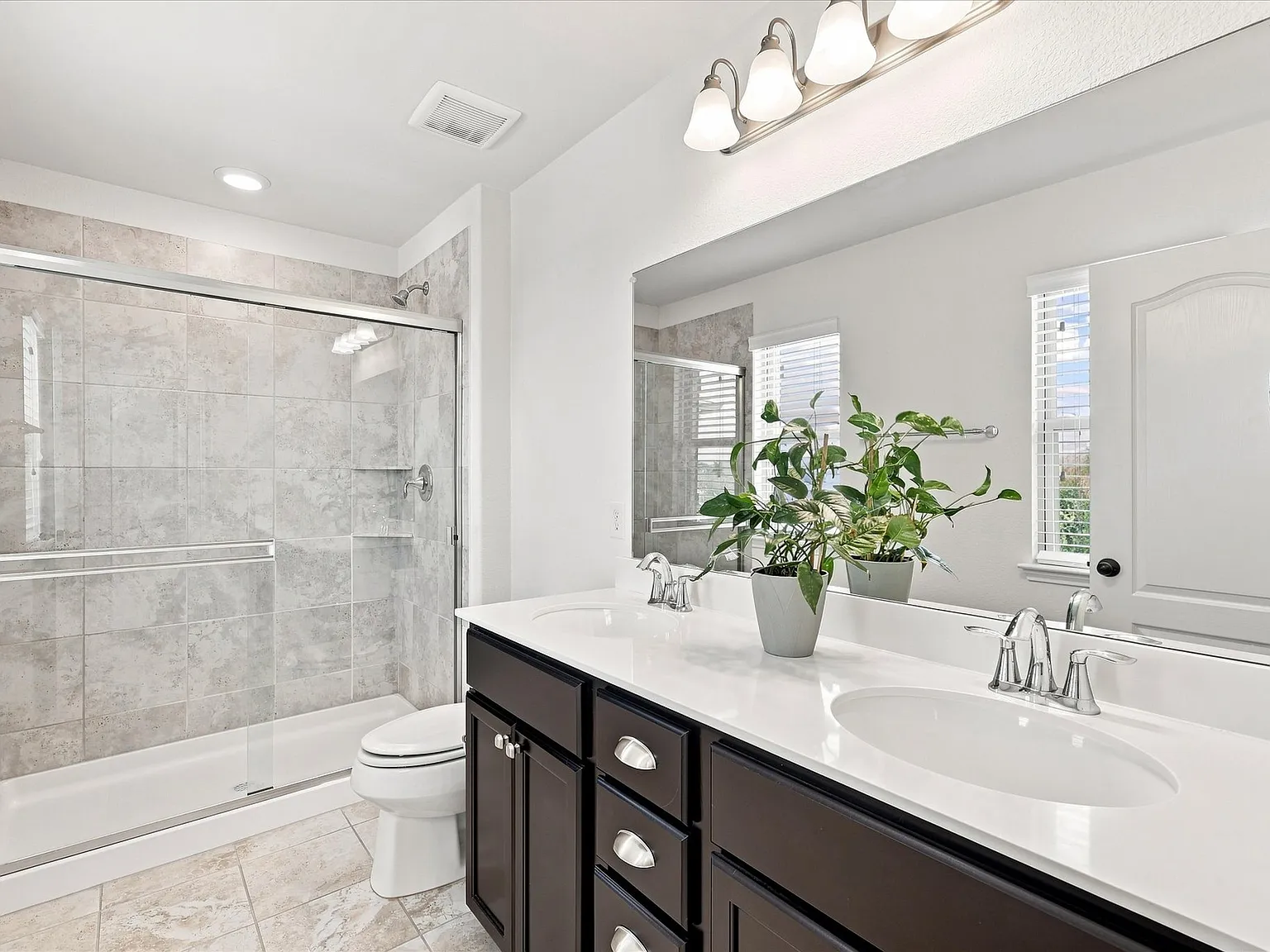 4 bed, 2633 sqft, $2,900 — Photo 3