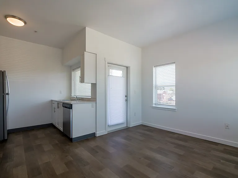 Lombard Apartments — Photo 7